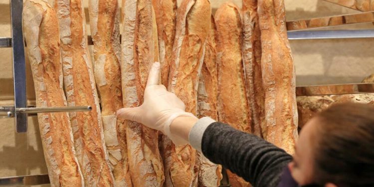 Fransa: Süpermarket zincirinin baget ekmek fiyatını düşürmesine fırıncılardan ortak tepki