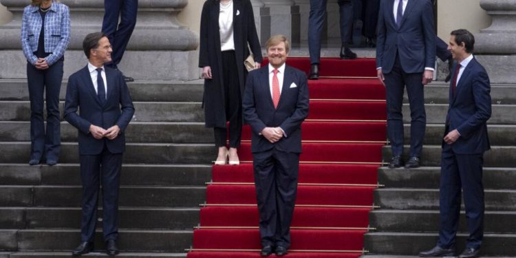 İki Türkiye kökenli bakanın bulunduğu Hollanda koalisyon hükümeti göreve başladı