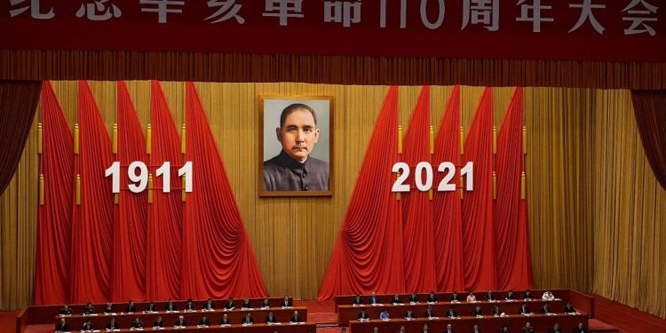 Otokrasiler, halkın güveni konusunda demokrasileri geride bırakıyor