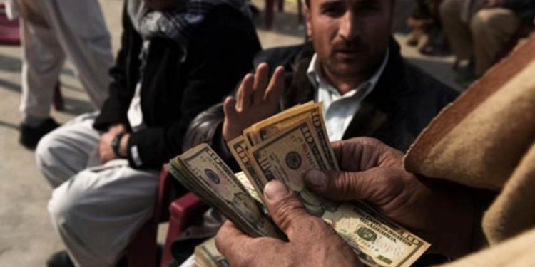 Afganistan’da ekonomik kriz: Taliban sonrası ülkenin para birimi dolar karşısında eridi