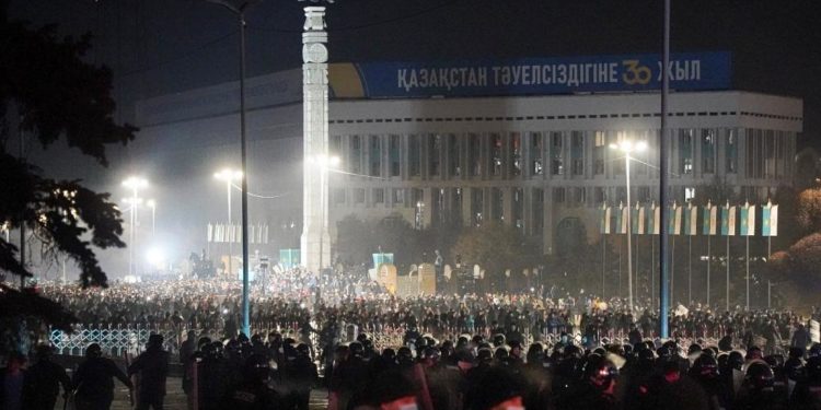 Kazakistan’da akaryakıt zammı protestoları sonrası hükümet istifa etti