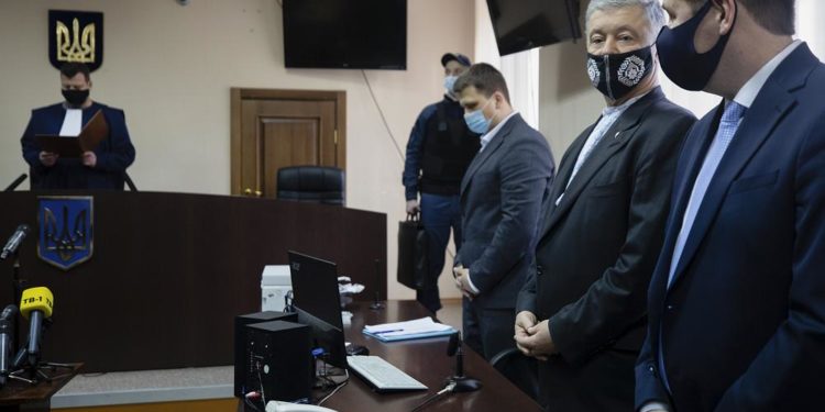 Vatana ihanetle yargılanan Eski Ukrayna Devlet Başkanı Poroşenko serbest kaldı