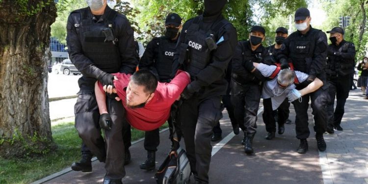 Kazakistan’da ‘siyasi tutuklu’ protestosu: Polis en az 50 kişiyi gözaltına aldı