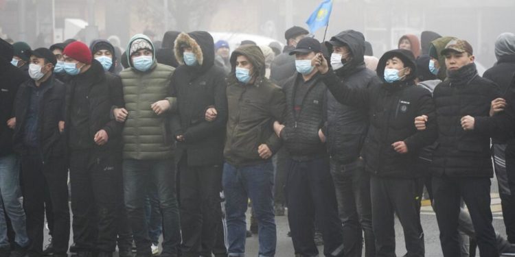 Kazakistan’da kontrolü sağlayan hükmet 5 binden fazla göstericiyi gözaltına aldı