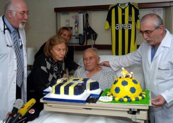‘Ver Lefter’e, yaz deftere’: Ordinaryüs Lefter Küçükandonyadis ölüm yıl dönümünde anılıyor