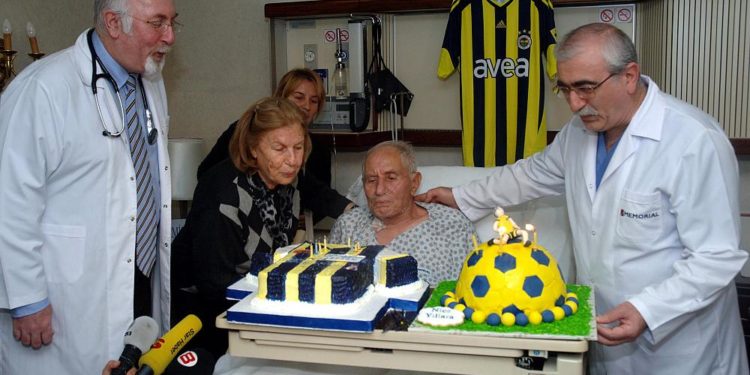 ‘Ver Lefter’e, yaz deftere’: Ordinaryüs Lefter Küçükandonyadis ölüm yıl dönümünde anılıyor