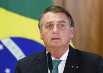 Bıçaklandıktan sonra dört kez ameliyat olan Bolsonaro bağırsak düğümlenmesi ile hastaneye kaldırıldı