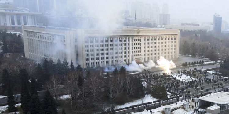 Kazakistan’da protestoların 3. gününde son durum: Onlarca gösterici öldürüldü