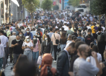 2 ay içinde 45 milyon kişi Omicron varyantına yakalanacak uyarısı