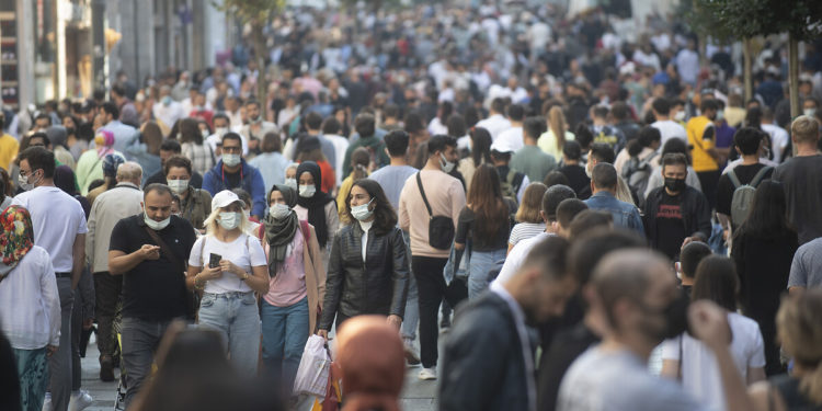 2 ay içinde 45 milyon kişi Omicron varyantına yakalanacak uyarısı