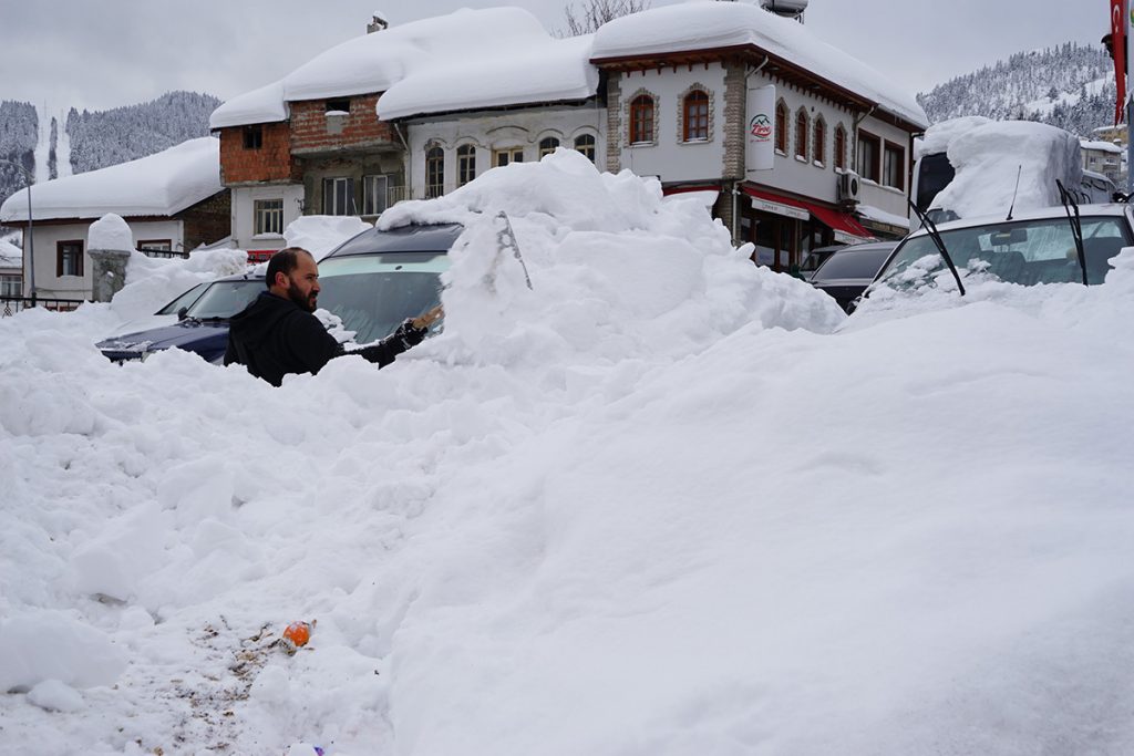 2 metre kar yağdı, araçlar kayboldu