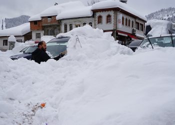 2 metre kar yağdı, araçlar kayboldu