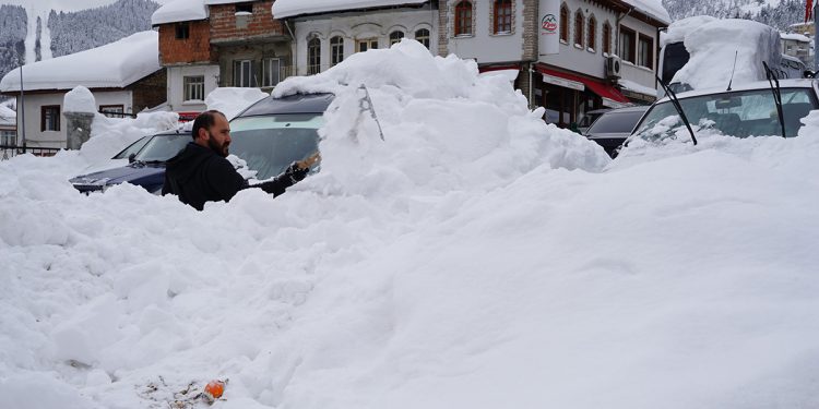 2 metre kar yağdı, araçlar kayboldu