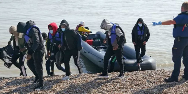 2021'de Manş Denizi'ni geçen göçmenlerin sayısı yaklaşık 3 katına çıktı: İngiltere'de insan kaçakçıları ömür boyu hapse mahkum edilebilir