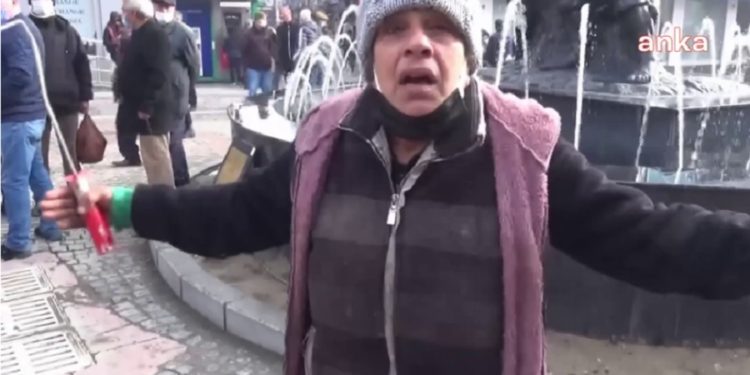 4 çocuk annesi kadın: ‘Yılbaşında çöpün içinden aldığım mandalina ile ekmek yedim’