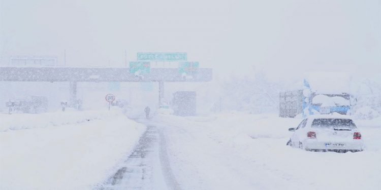 61 milyon TL kara saplandı: Karayolları karla mücadele işini özel şirkete vermiş