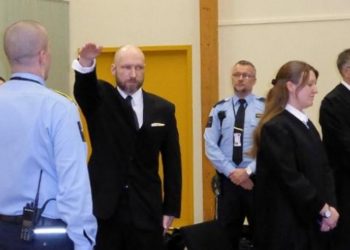 77 insanın katili Breivik, ‘şartlı tahliye’ duruşmasına Nazi selamıyla çıktı