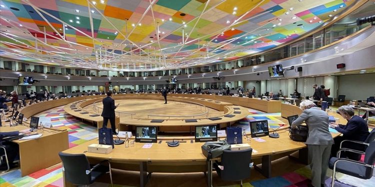 AB, seyahat tedbirlerinin ülkeye göre değil, Covid sertifikasına göre uygulanmasını önerdi