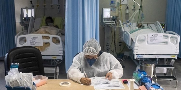 ABD'de 24 eyaletteki hastaneler, Covid-19 nedeniyle yüzde 80 doluluk oranını geçti