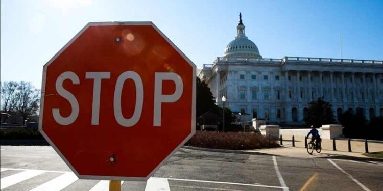 ABD'de büyük işletmelere yönelik aşı zorunluluğu kaldırdı