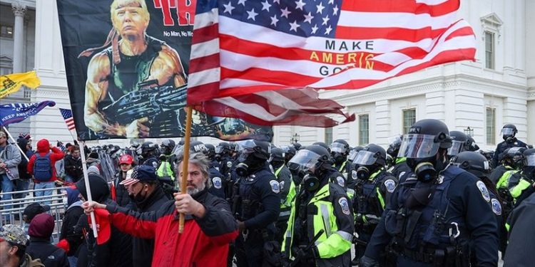 ABD'de sosyal medya şirketleri ifadeye çağrıldı
