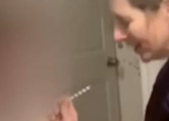 ABD'de öğrencisine Covid aşısı yaptığı iddia edilen biyoloji öğretmeni gözaltına alındı