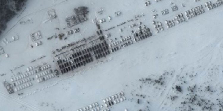 ABD'li yetkililer: Rusya, Ukrayna sınırındaki askerlere kan sevkiyatı yapmaya başladı