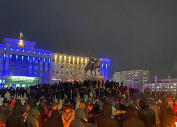 AB'den Kazakistan'a itidal çağrısı