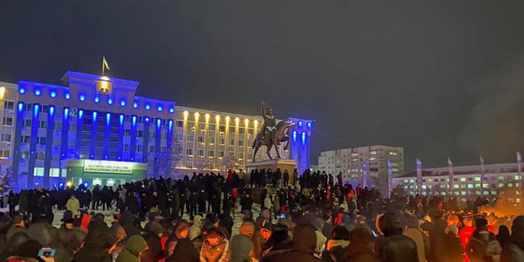 AB'den Kazakistan'a itidal çağrısı