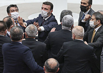 AKP ve CHP milletvekilleri birbirlerinin üzerine yürüdü; "Edepsizin dik âlâsı sensin!"