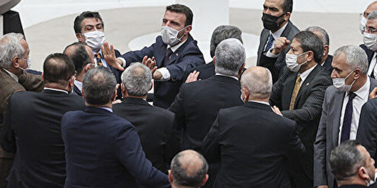 AKP ve CHP milletvekilleri birbirlerinin üzerine yürüdü; "Edepsizin dik âlâsı sensin!"