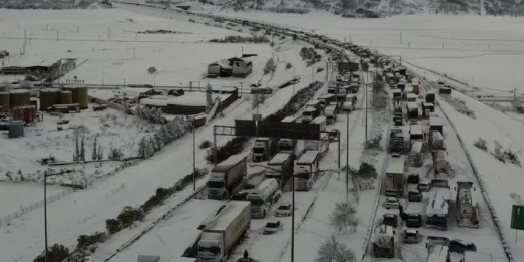 AKP’li müdür yolda mahsur kalan vatandaşları tedbirsizlikle suçladı!
