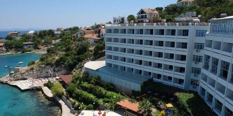 AKP’li yönetici İslami modelden vazgeçti oteline ‘içki’ ruhsatı aldı