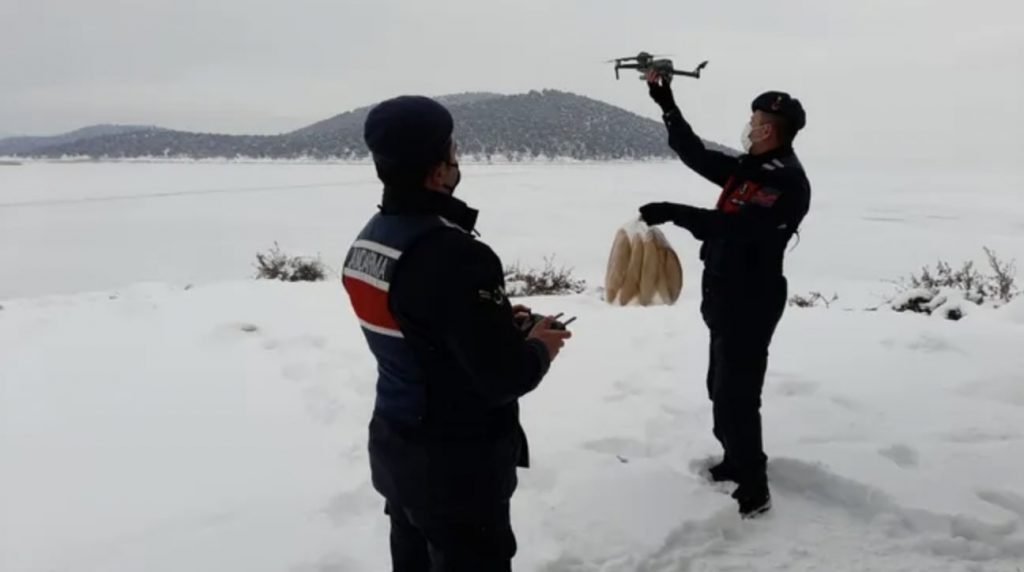 Adada mahsur kalan çiftçilere dronla yiyecek gönderildi