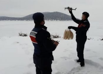 Adada mahsur kalan çiftçilere dronla yiyecek gönderildi