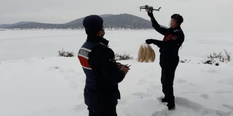 Adada mahsur kalan çiftçilere dronla yiyecek gönderildi
