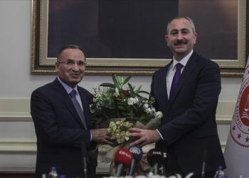 Adalet Bakanlığına getirilen Bekir Bozdağ, törenle görevi devraldı