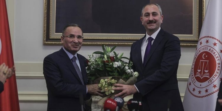 Adalet Bakanlığına getirilen Bekir Bozdağ, törenle görevi devraldı
