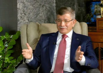 Ahmet Davutoğlu: Başbakan olunca gördüm ki, bir yüzükle çıkılan yolculuk artık hesabı mümkün olmayan servetlere dönüşmüş