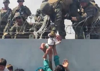 Ailesi izdihamdan kaçmak için ABD'li askere emanet etmişti; Afganistan'da haftalardır kayıp olan bebek bulundu