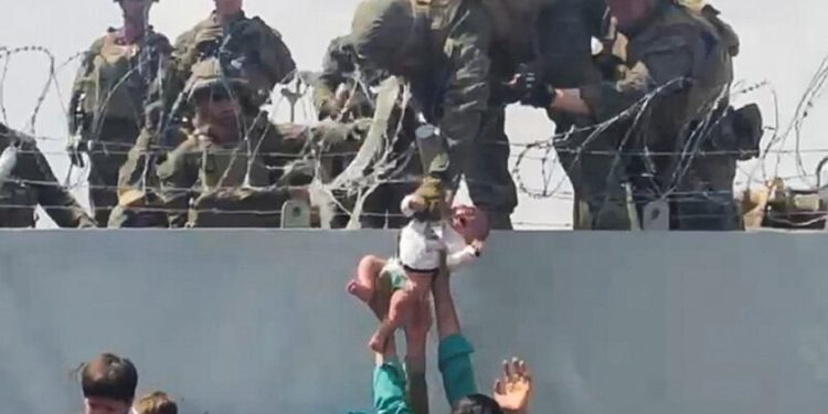 Ailesi izdihamdan kaçmak için ABD'li askere emanet etmişti; Afganistan'da haftalardır kayıp olan bebek bulundu