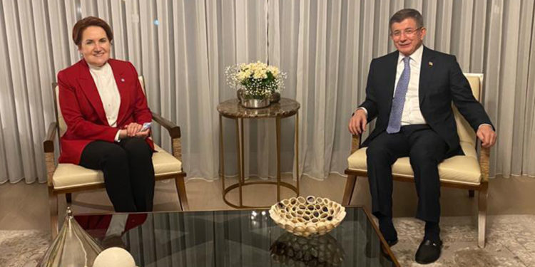 Akşener, Davutoğlu’nu evinde ziyaret etti