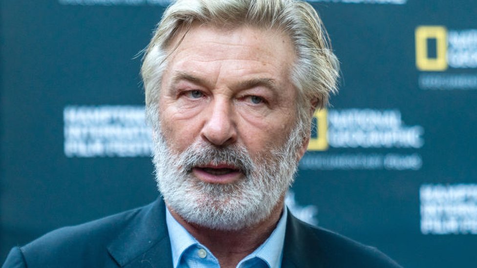 Alec Baldwin, görüntü yönetmeninin ölümüne neden olduğu kazayla ilgili soruşturmaya katkı sağlamadığı iddialarını reddetti