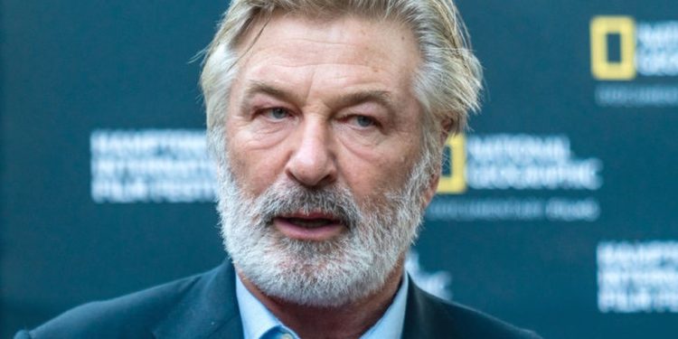 Alec Baldwin, görüntü yönetmeninin ölümüne neden olduğu kazayla ilgili soruşturmaya katkı sağlamadığı iddialarını reddetti