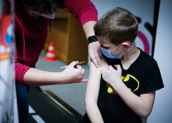 Almanya Covid-19 aşılarını herkese zorunlu hale getirmeyi ele alıyor