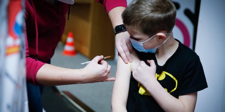 Almanya Covid-19 aşılarını herkese zorunlu hale getirmeyi ele alıyor