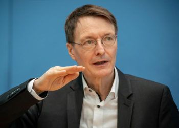 Almanya Sağlık Bakanı: Tam aşı üç dozdan oluşuyor