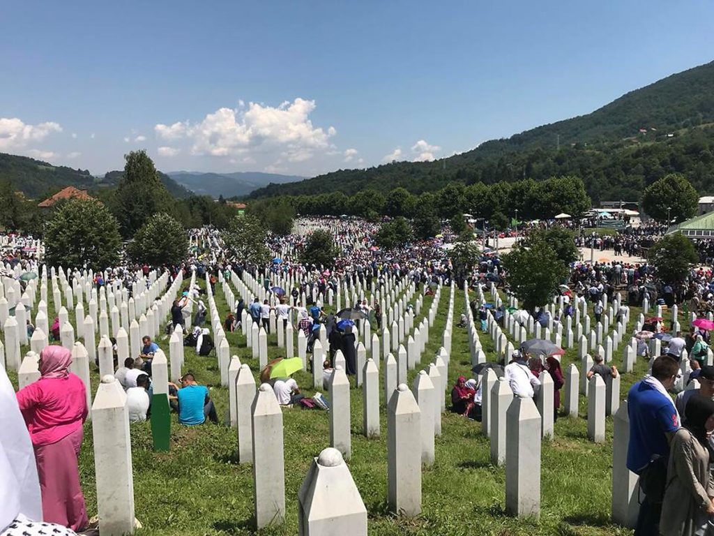 Almanya, Srebrenitsa soykırımı inkarcısına verdiği liyakat nişanını geri çekti