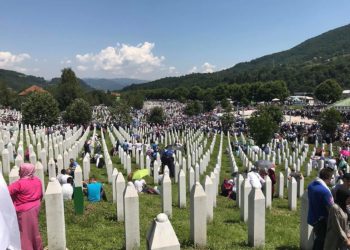 Almanya, Srebrenitsa soykırımı inkarcısına verdiği liyakat nişanını geri çekti