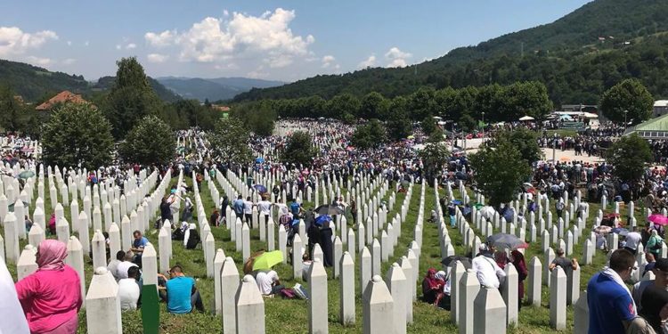 Almanya, Srebrenitsa soykırımı inkarcısına verdiği liyakat nişanını geri çekti